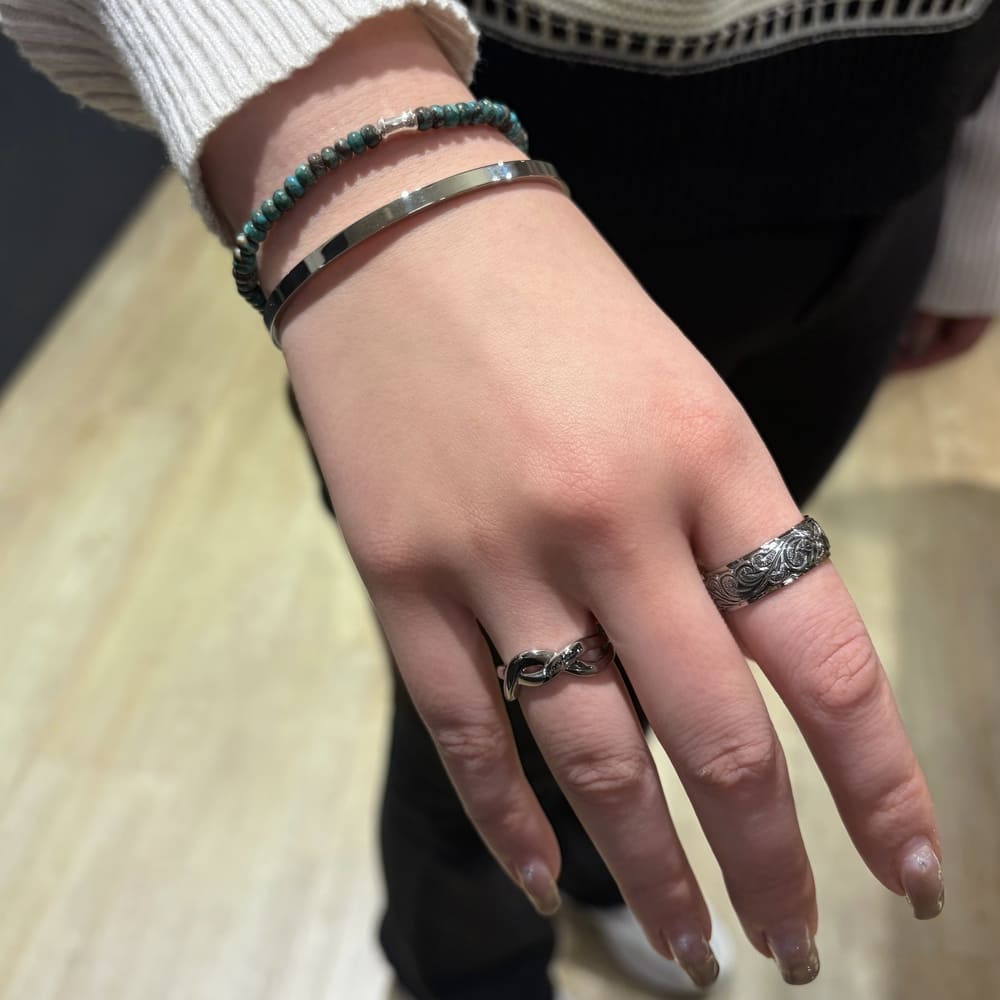 シルバーブレスレット、シルバーリング着用画像｜メンズアクセサリーブランドLION HEART（ライオンハート）のレディーススタッフコーディネート。