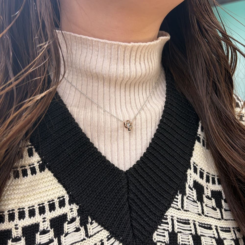 シルバーネックレス着用画像｜メンズアクセサリーブランドLION HEART（ライオンハート）のレディーススタッフコーディネート。