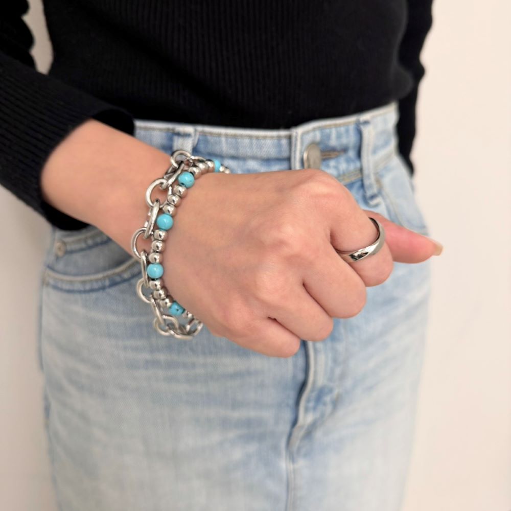 シルバーブレスレット、シルバーリング着用画像｜メンズアクセサリーブランドLION HEART（ライオンハート）のレディーススタッフコーディネート。