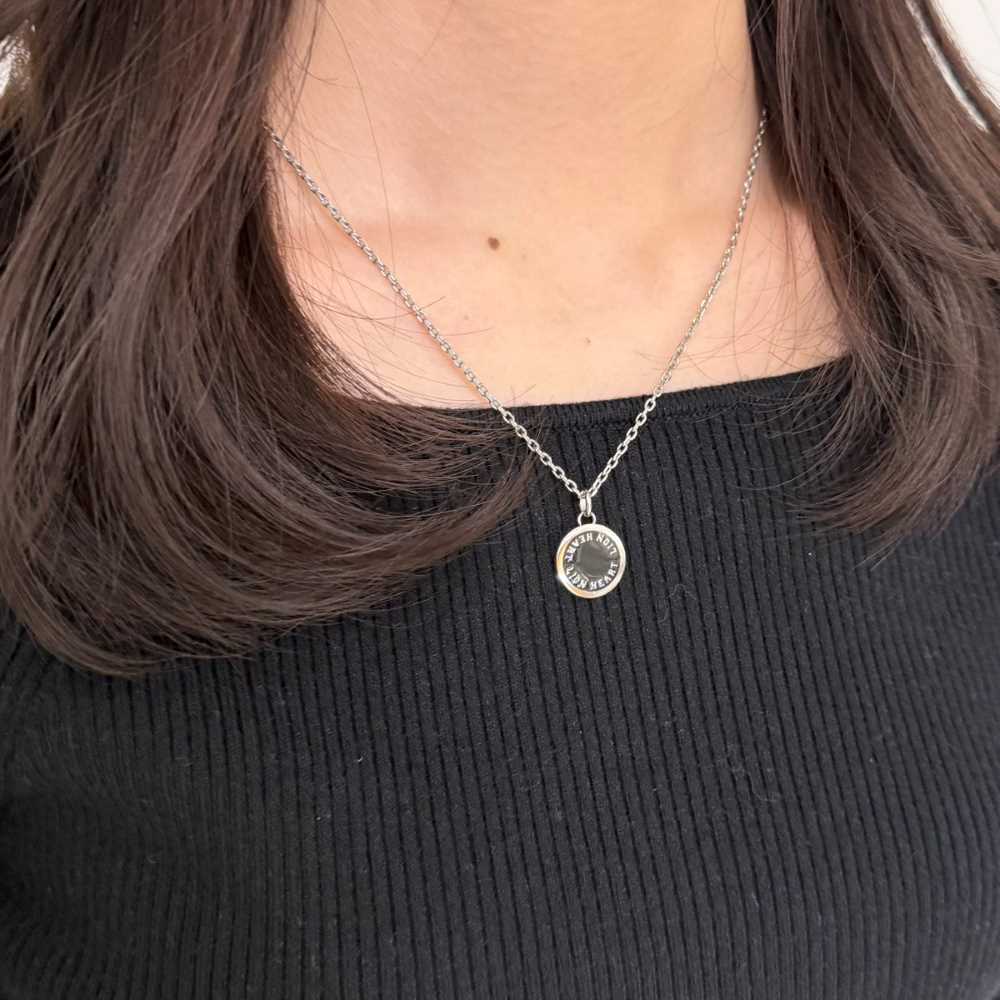 シルバーネックレス着用画像｜メンズアクセサリーブランドLION HEART（ライオンハート）のレディーススタッフコーディネート。