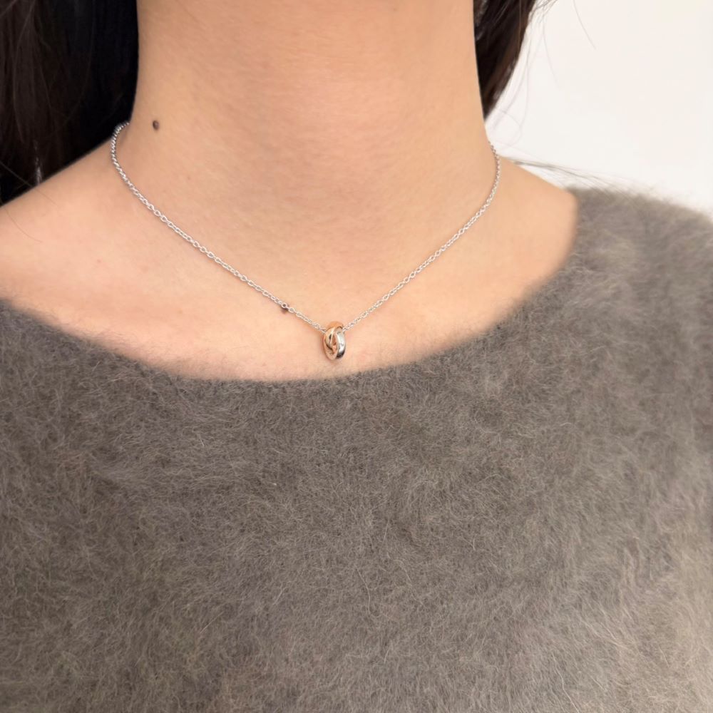 シルバーネックレス着用画像|メンズアクセサリーブランドLION HEART(ライオンハート)のレディーススタッフコーディネート。