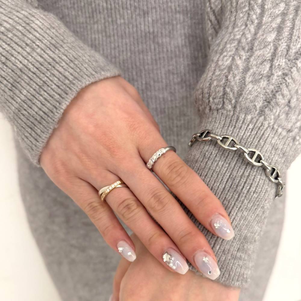 シルバーバングル、シルバーリング着用画像|メンズアクセサリーブランドLION HEART(ライオンハート)のレディーススタッフコーディネート。