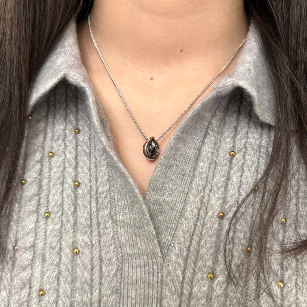 シルバーネックレス着用画像|メンズアクセサリーブランドLION HEART(ライオンハート)のレディーススタッフコーディネート。