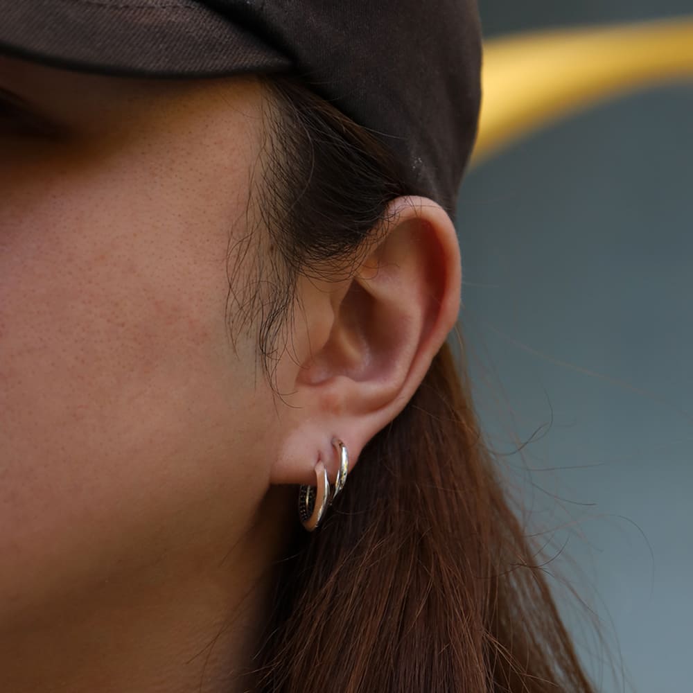 シルバーピアス着用画像|メンズアクセサリーブランドLION HEART(ライオンハート)のメンズスタッフコーディネート。