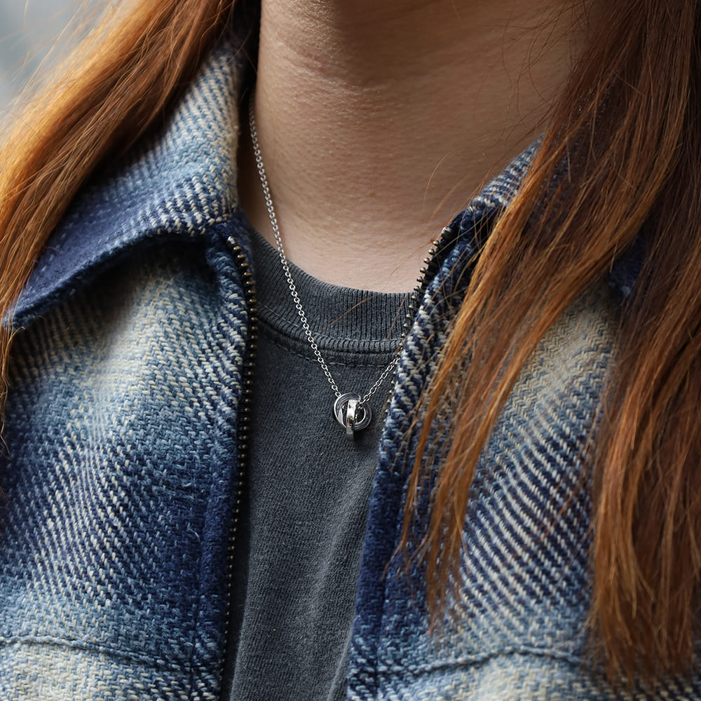 シルバーネックレス着用画像|メンズアクセサリーブランドLION HEART(ライオンハート)のメンズスタッフコーディネート。