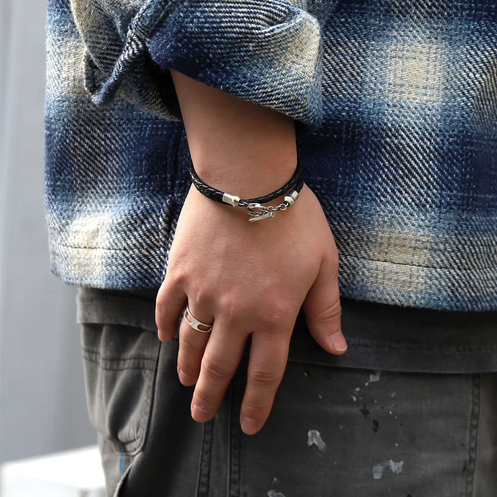 シルバーブレスレット、シルバーリング着用画像|メンズアクセサリーブランドLION HEART(ライオンハート)のメンズスタッフコーディネート。