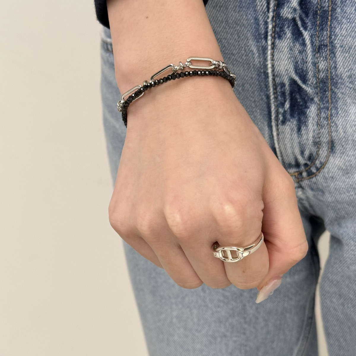 シルバーブレスレット、シルバーリング着用画像|メンズアクセサリーブランドLION HEART(ライオンハート)のレディーススタッフコーディネート。