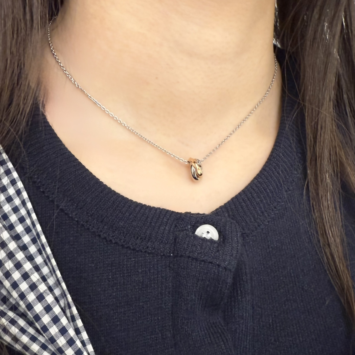 シルバーネックレス着用画像|メンズアクセサリーブランドLION HEART(ライオンハート)のレディーススタッフコーディネート。